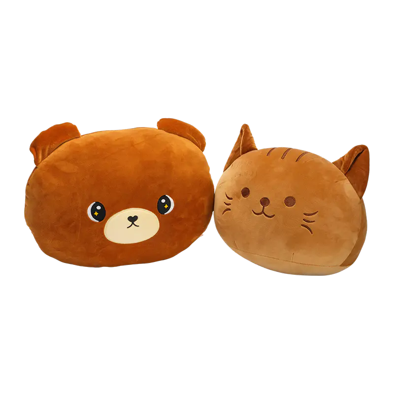 Plüschkissen mit Bären- und Katzenmotiv