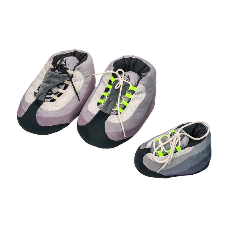 Graue sportliche Plüschschuhe